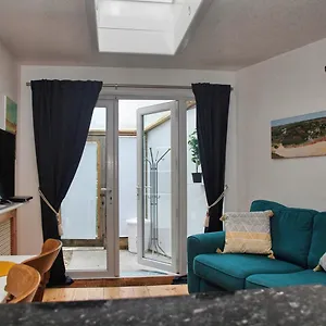 https://light-and-airy-annexe-with-parking.tophotelsbath.com