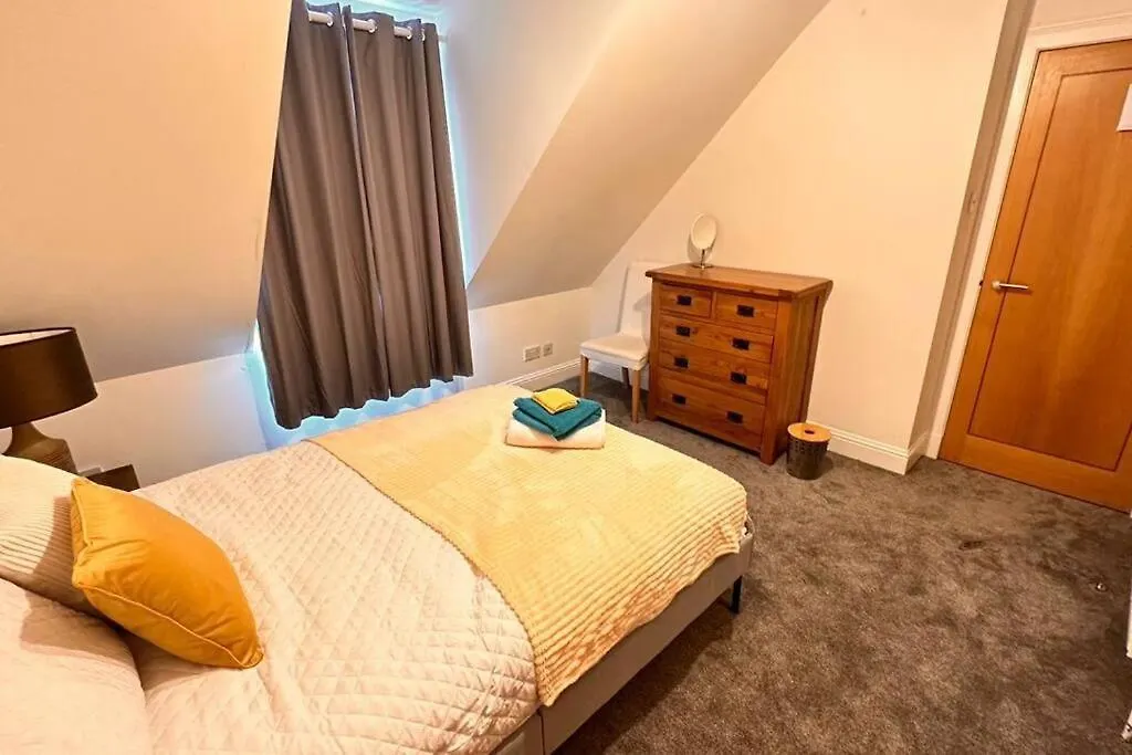 Hidden Gem:4Bedroom In The City location